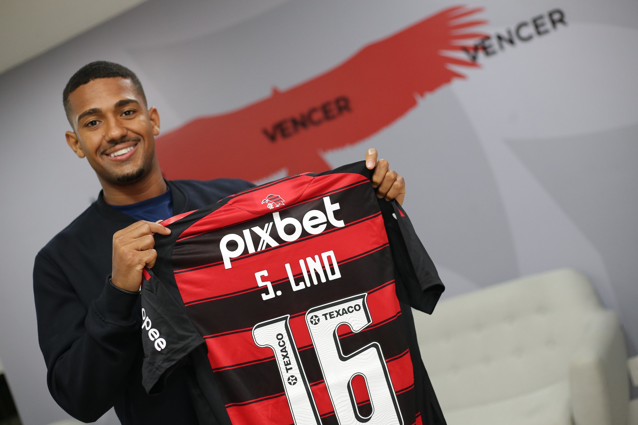 Flamengo anuncia a contratação de Samuel Lino