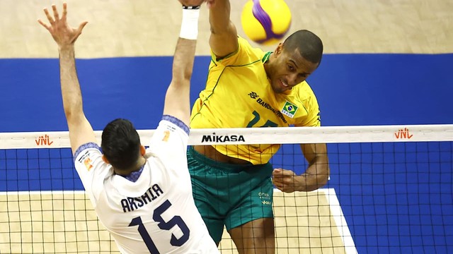 Lucarelli em ação pelo Brasil no jogo de estreia da VNL 2026