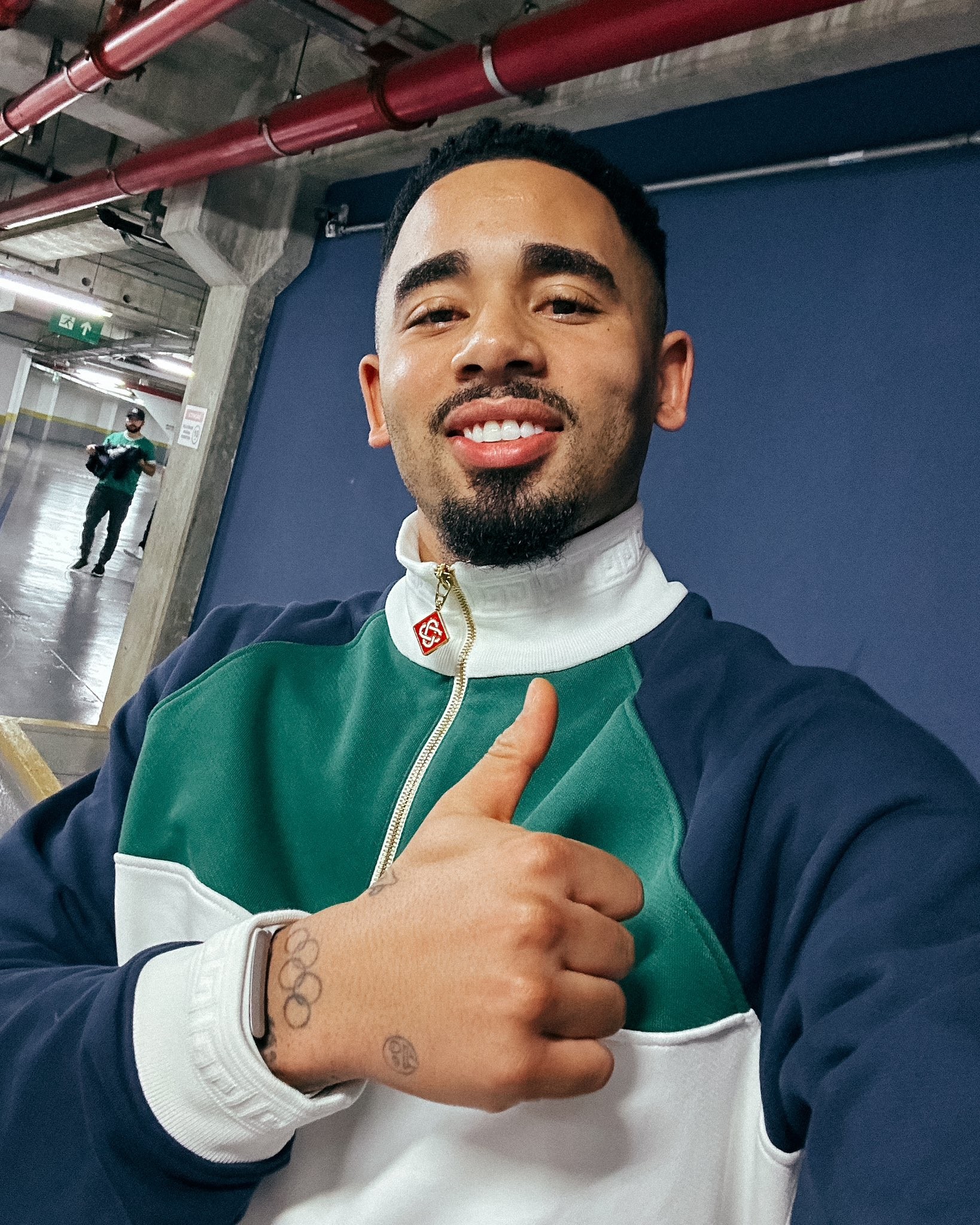 Gabriel Jesus assiste jogo entre Palmeiras e Cerro Porteño no Allianz Parque.