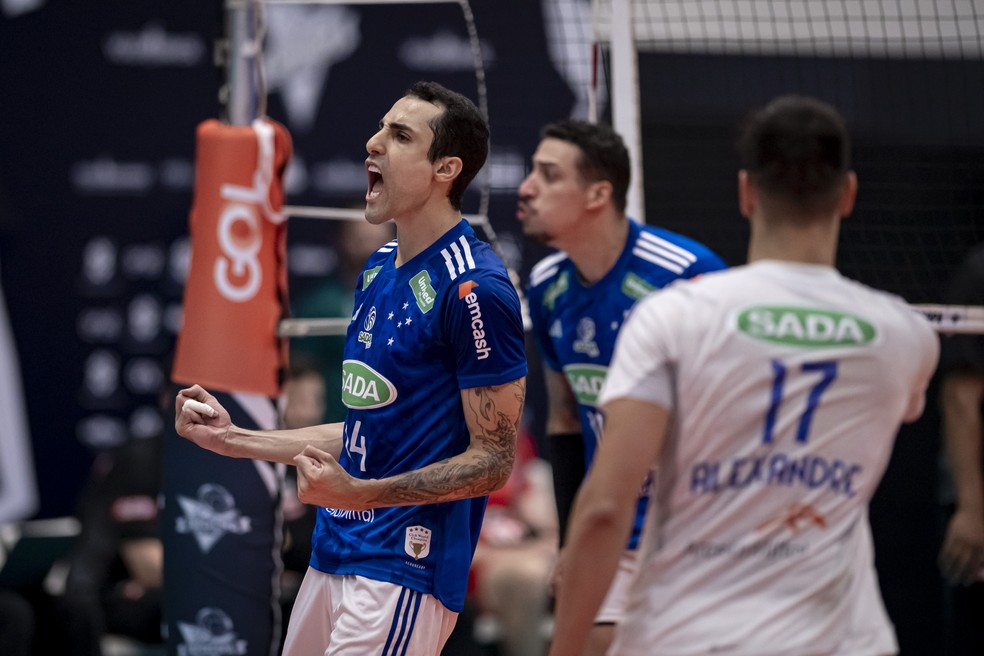 Douglas comemora ponto do Cruzeiro contra o Sesi-Bauru na final da Supercopa Masculina