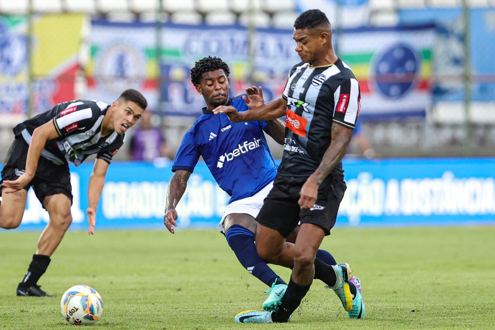 Wesley Gasolina, do Cruzeiro, faz falta em Luciano, do Athletic, e é expulso — Foto: Gilson Lobo/AGIF