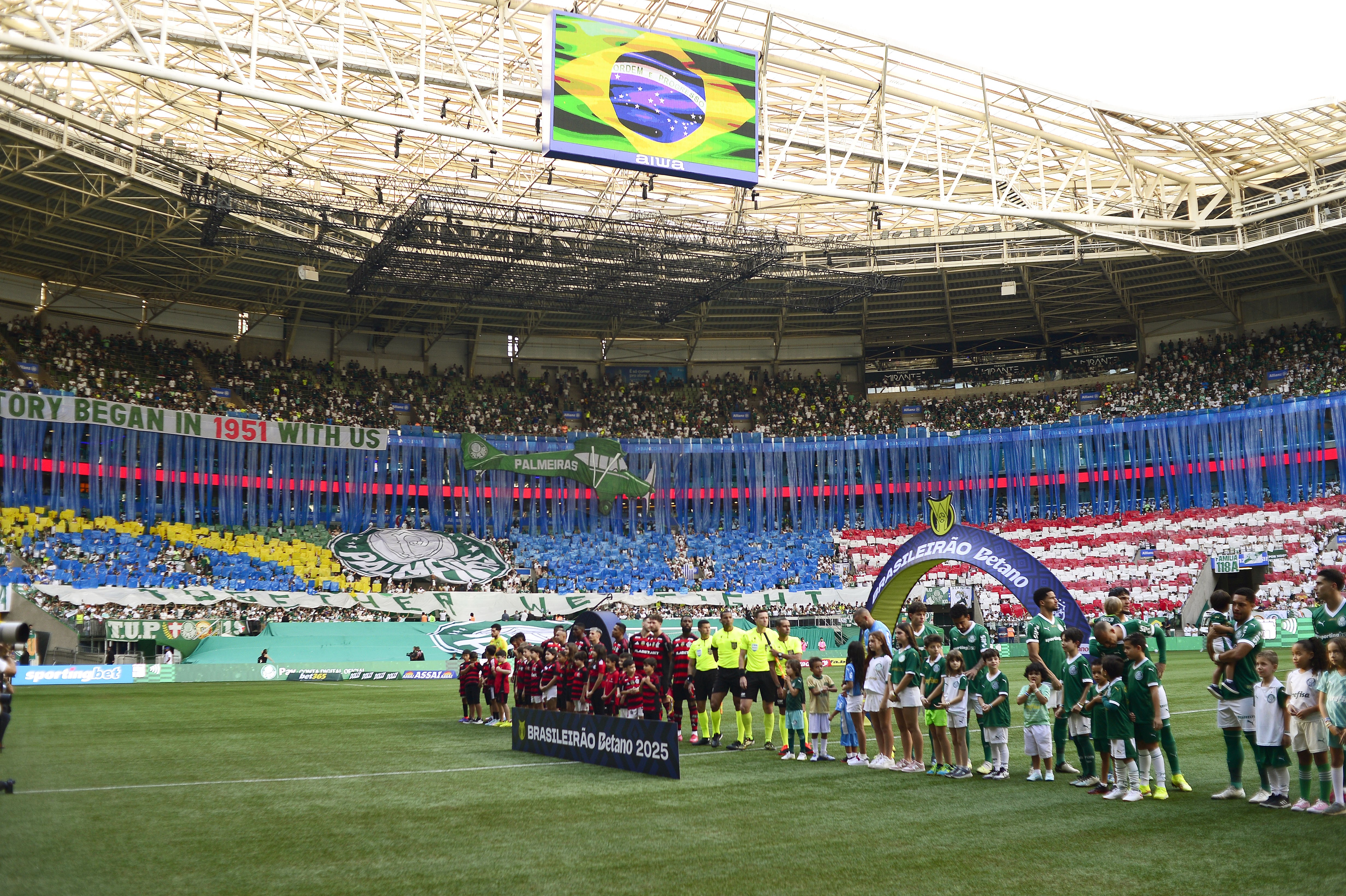 Palmeiras mantém liderança mesmo com derrota para o Flamengo; análise de caminhos no Brasileiro