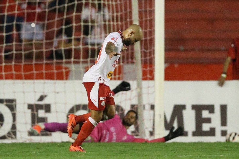 Patrick Allan comemora seu gol em jogo entre Náutico e Maringá, pela Série C — Foto: Marlon Costa/AGIF