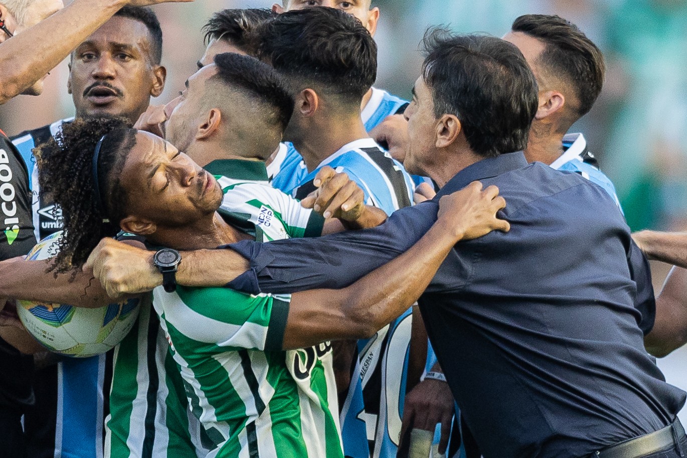 Gustavo Quinteros recebe quatro jogos de suspensão por agressão no Gauchão
