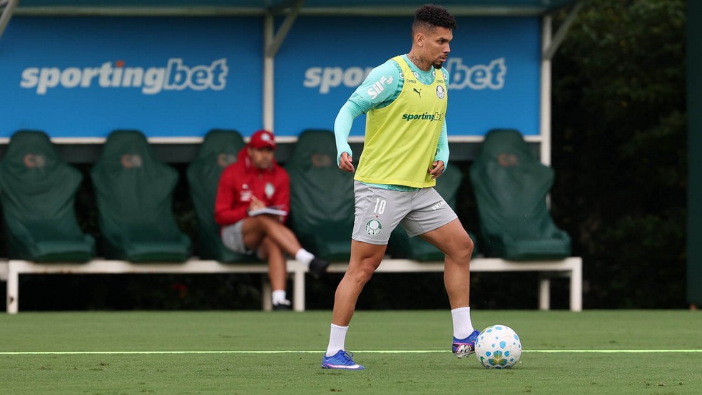 Abel Ferreira observa Paulinho durante treino na Academia de Futebol — Foto: Cesar Greco/Palmeiras/by Canon