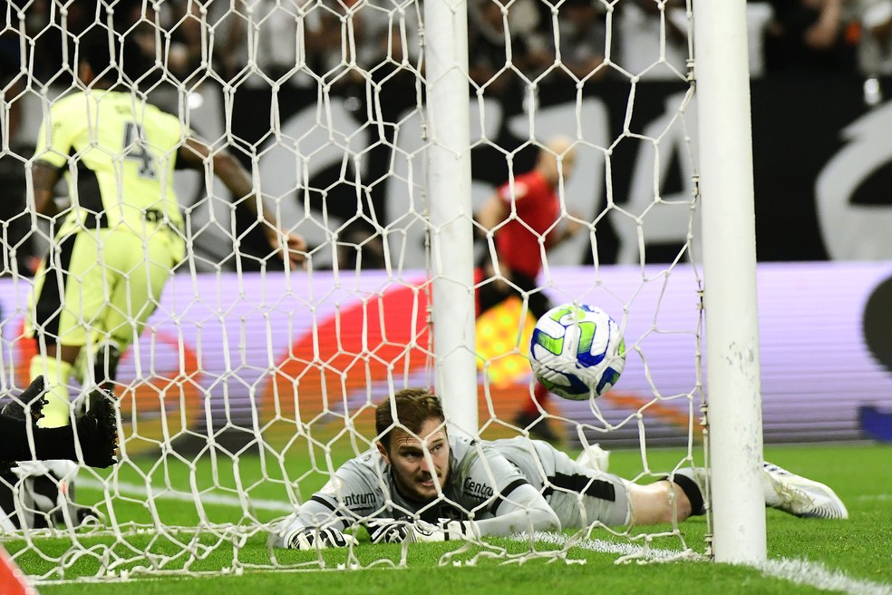 Corinthians x Botafogo, gol de Gil — Foto: Marcos Ribolli