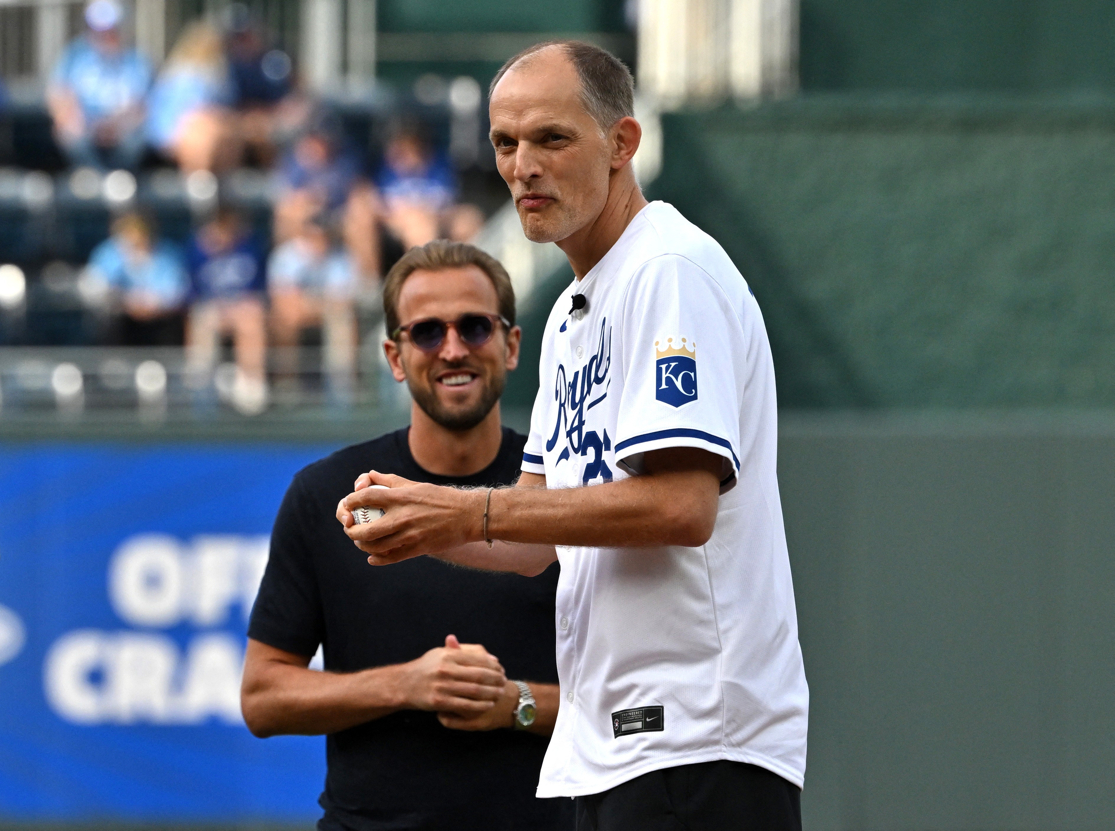 Harry Kane e técnico da Inglaterra arriscam arremessos em jogo de beisebol; imagens