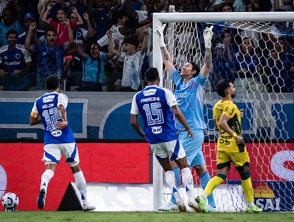 Cássio pega pênalti pelo Cruzeiro contra o Mirassol — Foto: Gustavo Aleixo/Cruzeiro