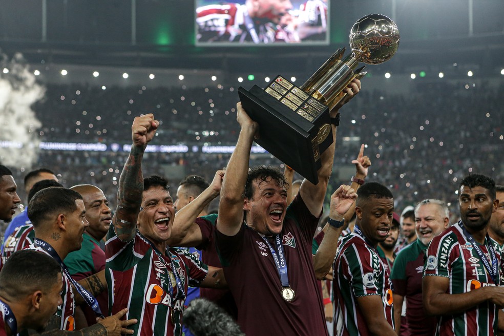 Fernando Diniz ergue a taça da Recopa Sul-Americana, conquistada pelo Fluminense — Foto: Lucas Merçon/Fluminense