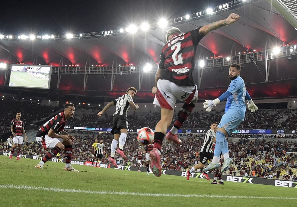 Varela salva gol em cima da linha no Flamengo x Botafogo — Foto: André Durão / ge