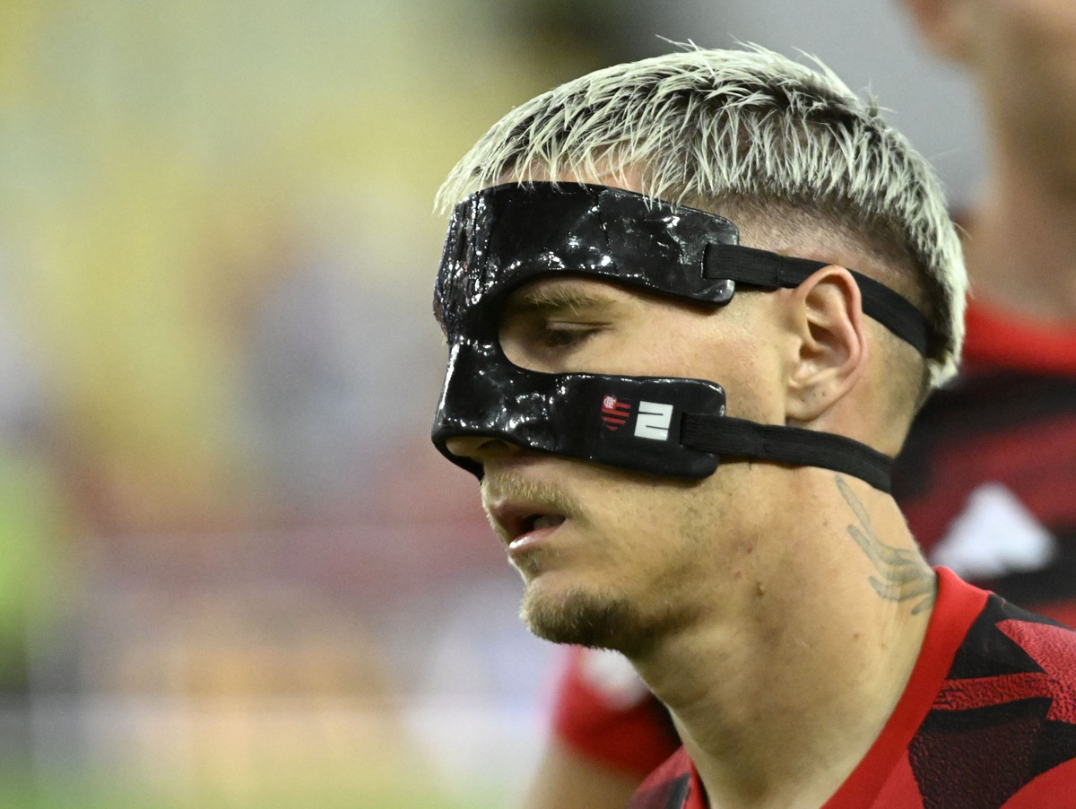 Varela aparece de máscara antes de Flamengo x Grêmio após fraturar nariz em briga com Gerson