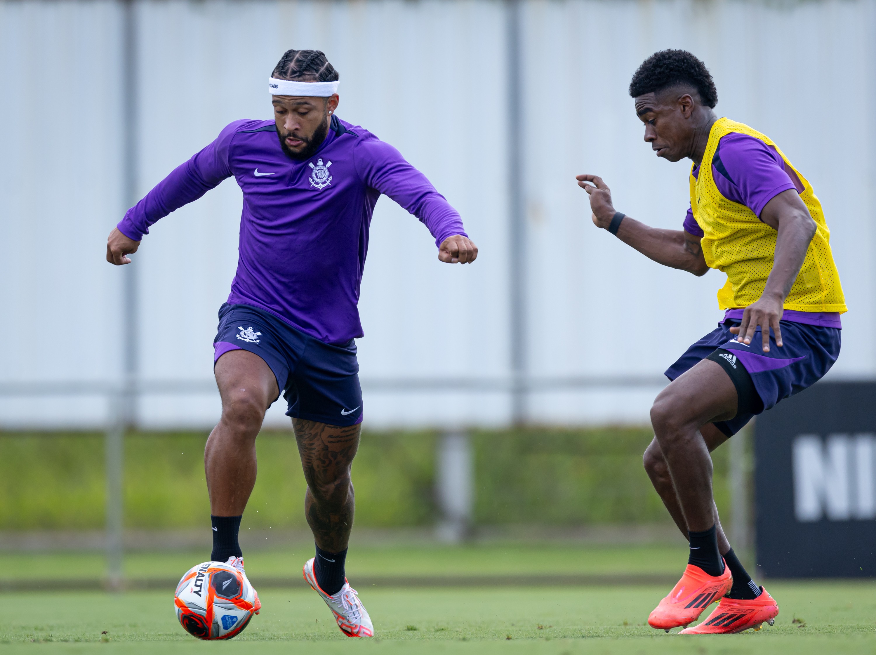 Memphis Depay e Félix Torres discutem em treino do Corinthians antes do Dérbi