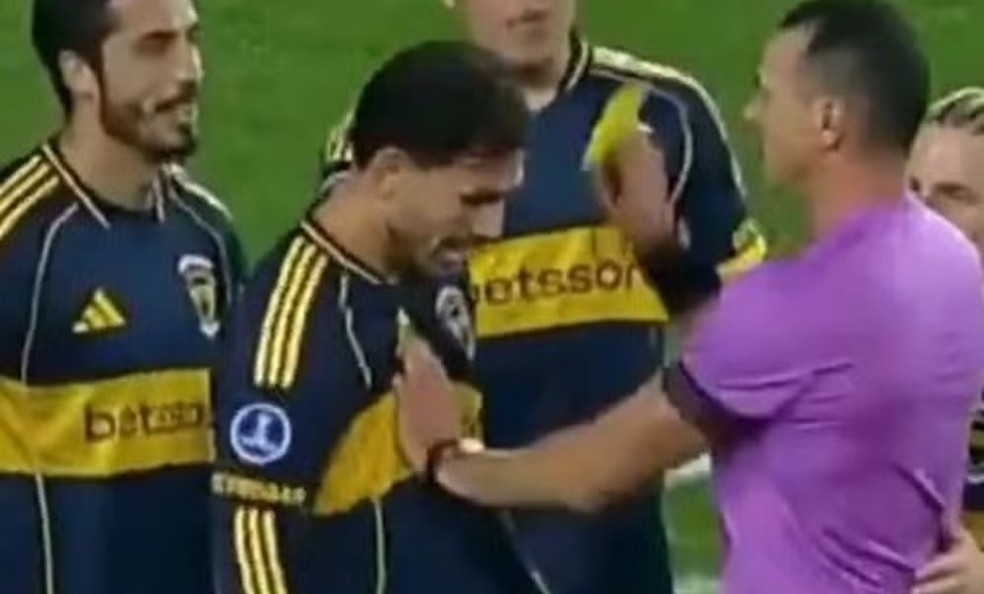&Aacute;rbitro Wilmar Rold&aacute;n empurra argentino Paredes durante discuss&atilde;o em jogo do Boca Juniors &mdash; Foto: Reprodu&ccedil;&atilde;o X