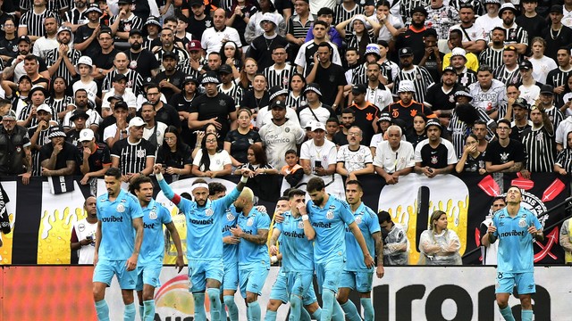 Jogadores do Santos comemoram gol em cima do Corinthians