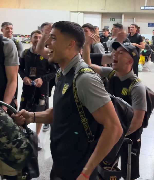 Peñarol registra comemoração de jogadores em aeroporto após vitória sobre Flamengo.