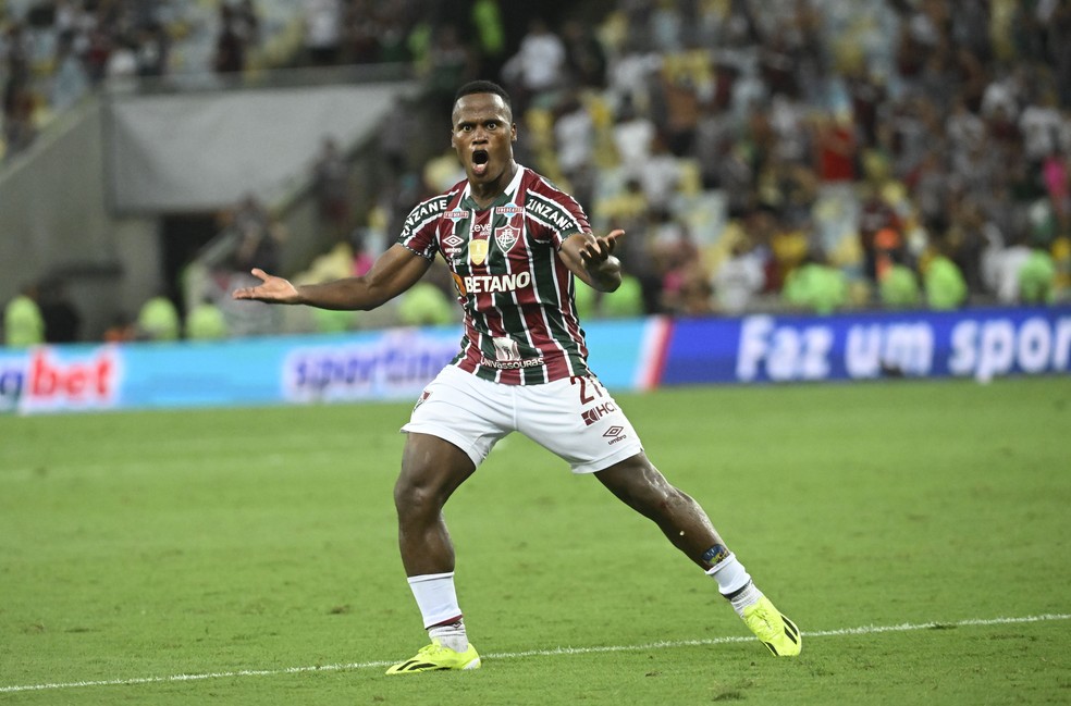 Jhon Arias marca de cabeça para o Fluminense, na final da Recopa — Foto: André Durão