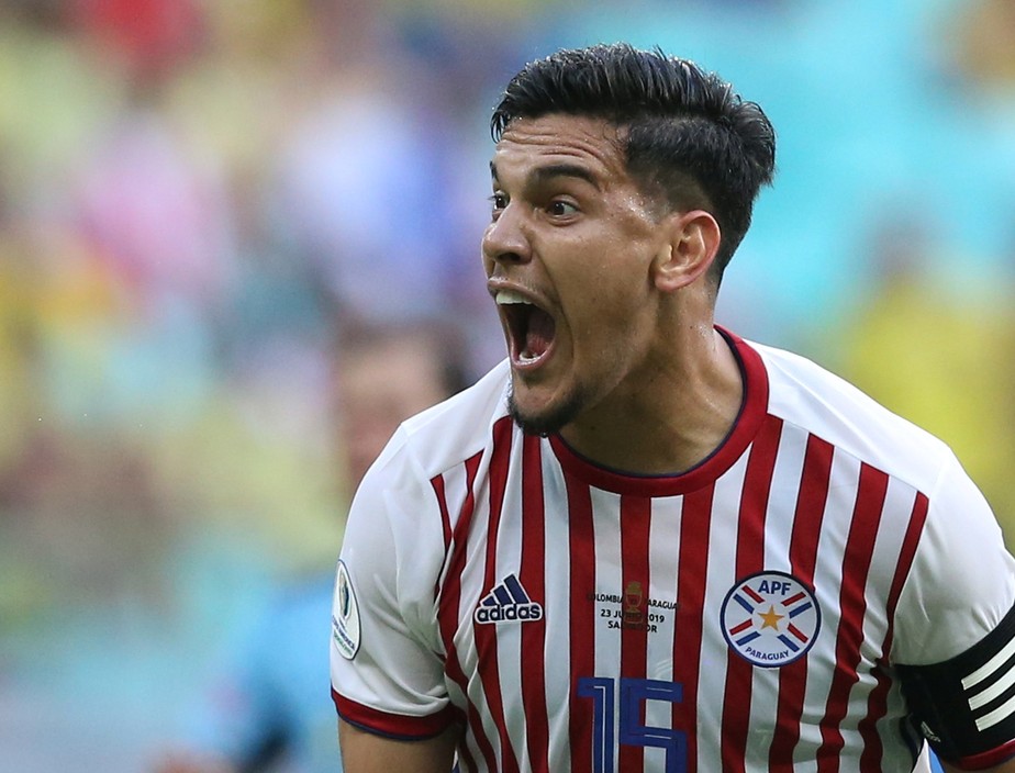 Gustavo Gómez recebe elogios de Felipe Melo, mas vive drama na estreia da Copa