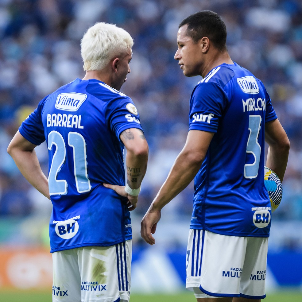 Barreal e Marlon em jogo do Cruzeiro — Foto: Gustavo Aleixo/Cruzeiro