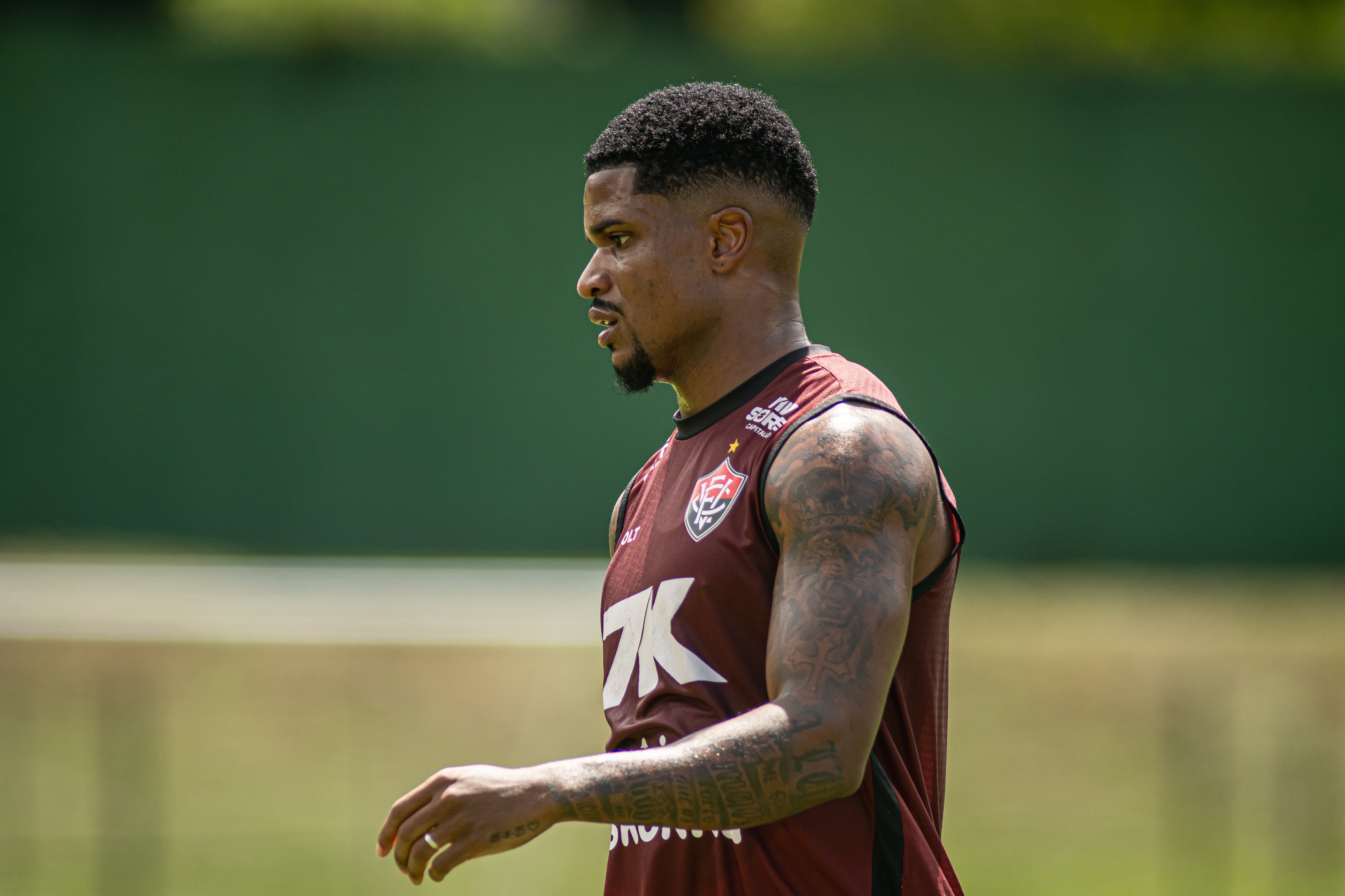 Jair Ventura cita opções e explica planos do Vitória para a lateral direita: "Vai depender do jogo"