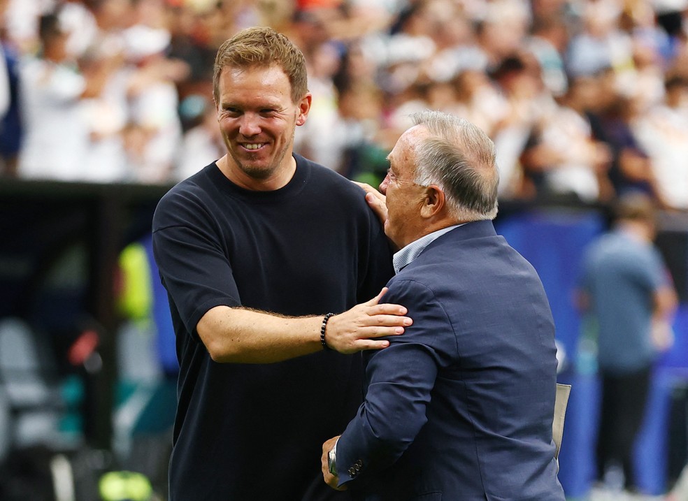 Julian Nagelsmann no segundo tempo — troca de roupa