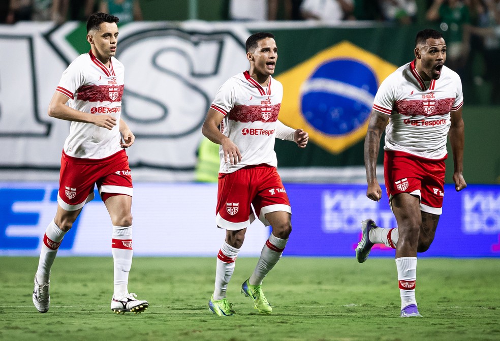 Jogadores do CRB comemoram gol no jogo contra o Goiás — Foto: Isabela Azine/AGIF