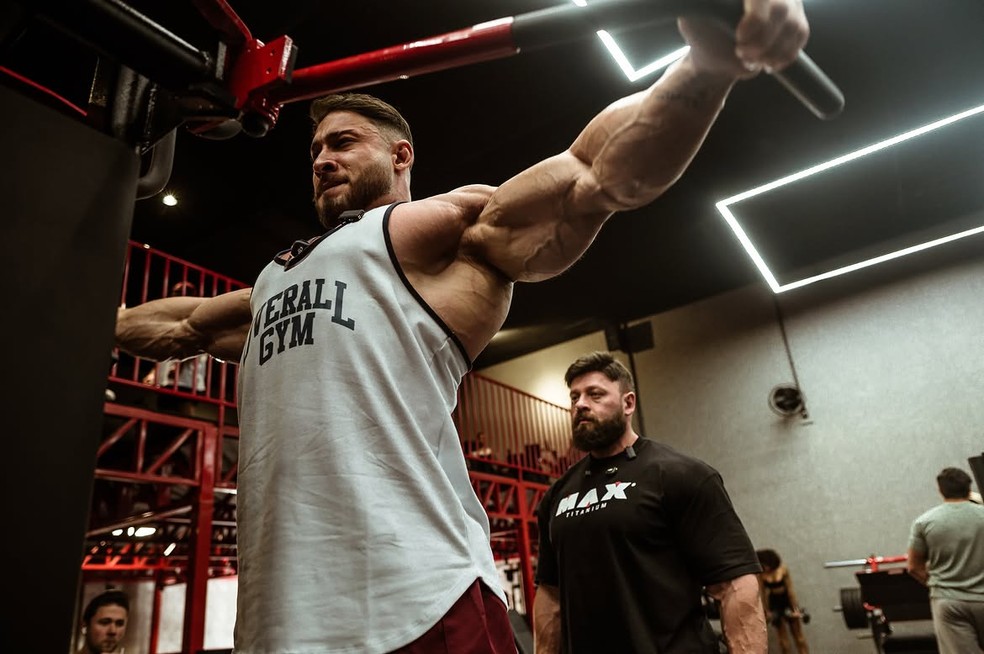 Ramon Dino e o treinador Fabricio Pacholok em preparação para guest posing no Musclecontest Brazil, em Curitiba — Foto: Reprodução/Instagram/jam_milinhares