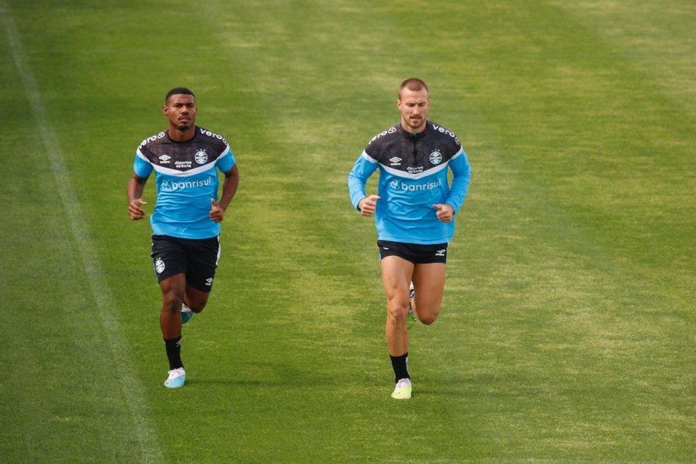 Cuiabano e Rodrigo Ely em treino do Grêmio — Foto: Gabriel Girardon
