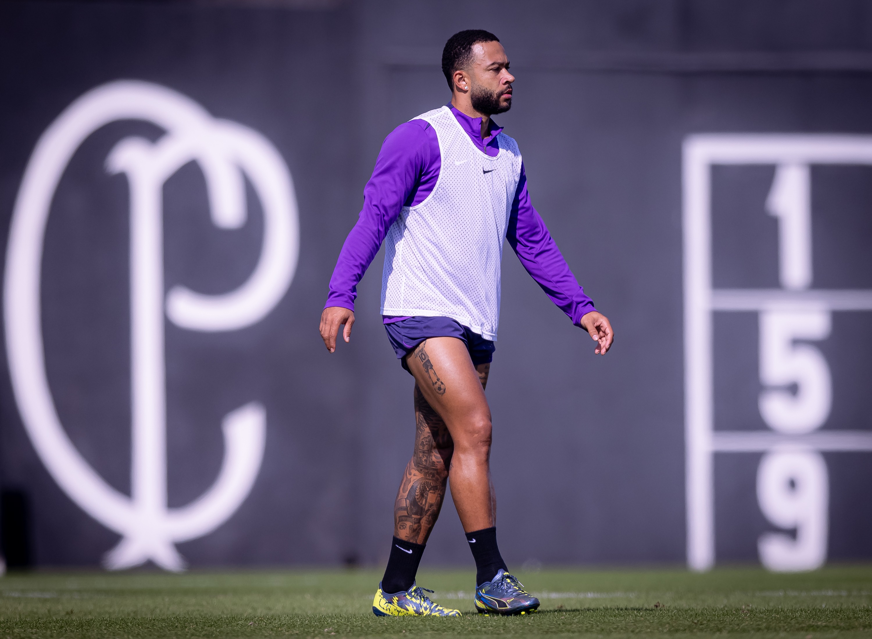 Memphis treina como titular do Corinthians e dialoga com equipe.