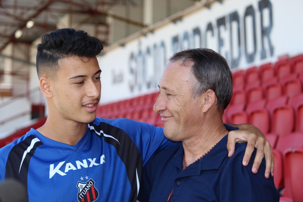 Gabriel Martinelli ao lado do pai, João Martnelli