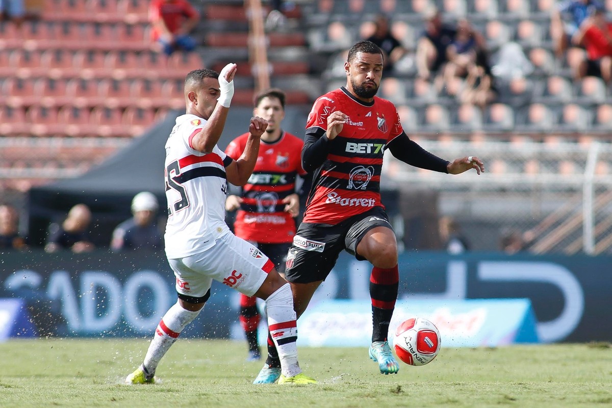 Drama reforça nível abaixo do ideal do São Paulo no futebol brasileiro