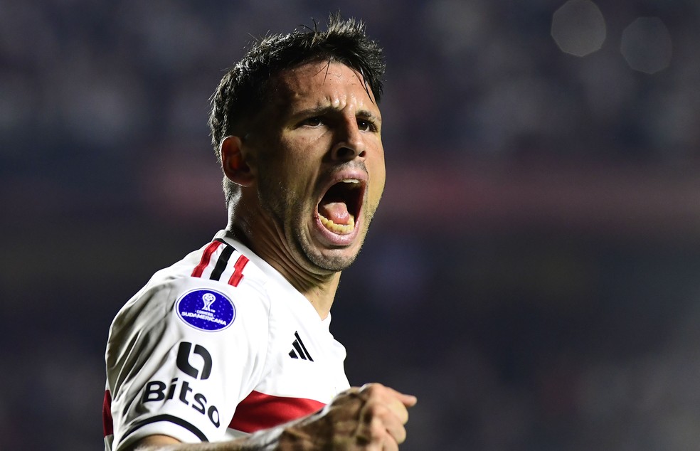 Calleri comemora o gol anotado contra o Tolima — Foto: Marcos Ribolli