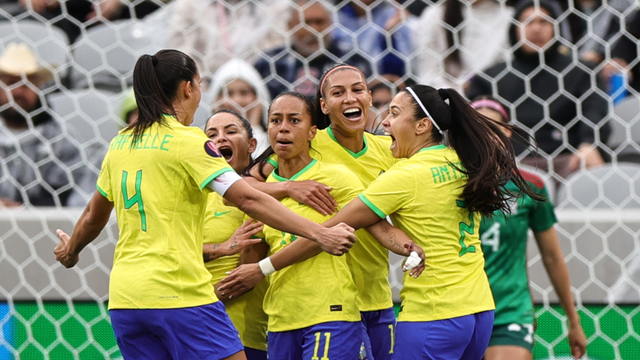 Adriana comemora o primeiro gol do Brasil na vitória sobre o México