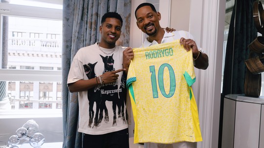 Rodrygo encontra Will Smith em Madri e entrega camisa da seleção brasileira