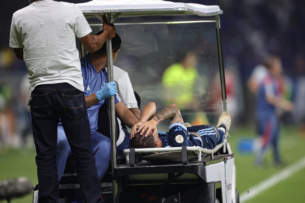 Vitinho do Cruzeiro sai lesionado e chorando durante partida contra o São Paulo — Foto: Gilson Lobo/AGIF