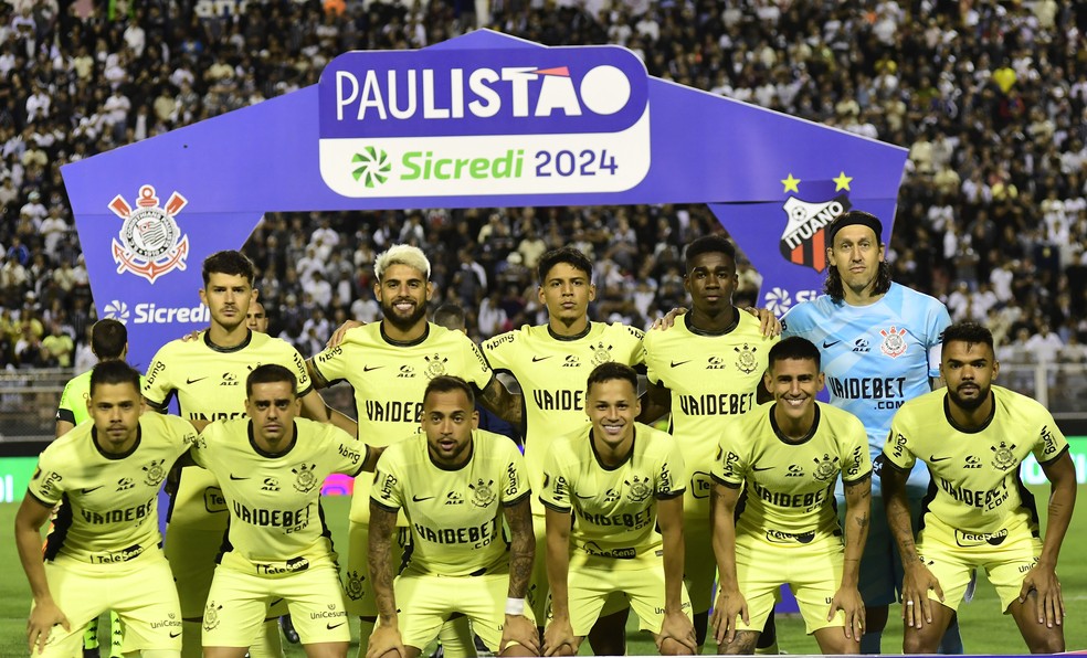 Jogadores titulares do Corinthians na partida contra o Ituano — Foto: Marcos Ribolli