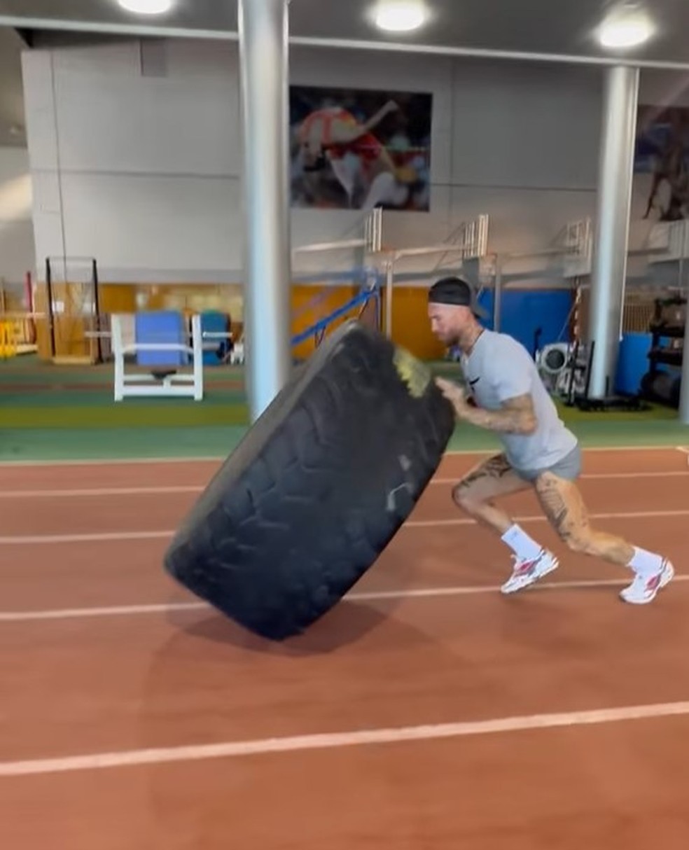 Sem time, Sergio Ramos usa até pneu de caminhão em treinos fortes — Foto: Arte Esporte