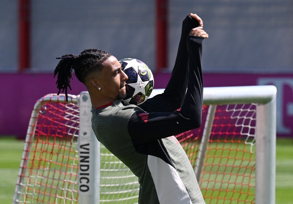 Olise em treino no Bayern — Foto: REUTERS/Angelika Warmuth