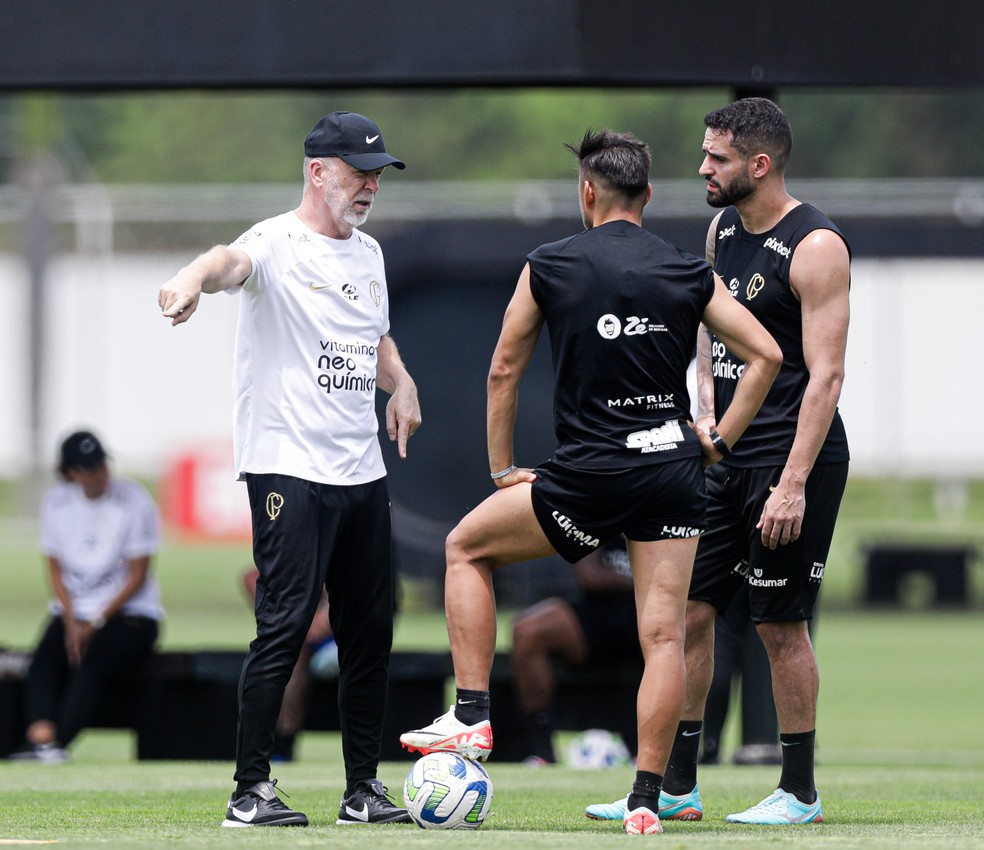 Mano Conversa com Renato Augusto e Romero no Corinthians — Foto: Rodrigo Coca/Ag. Corinthians