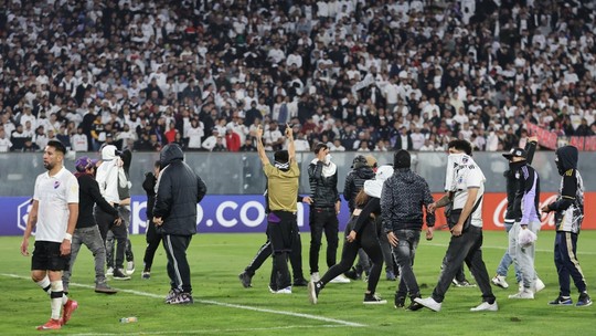 Conmebol dá vitória ao Fortaleza contra o Colo Colo por jogo com invasão - Partida teve duas mortes fora do estádio 