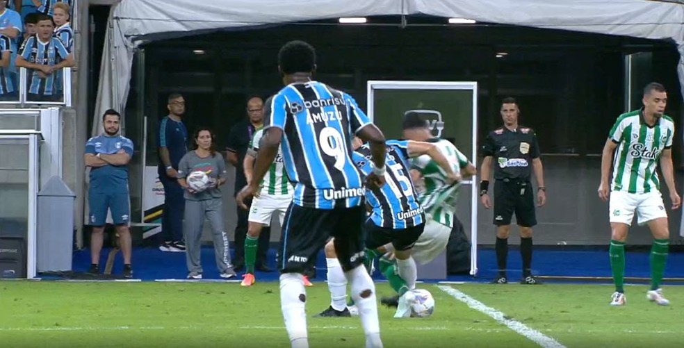 Momento no qual arbitragem viu falta de Camilo em Jadson — Foto: Reprodução / FGF