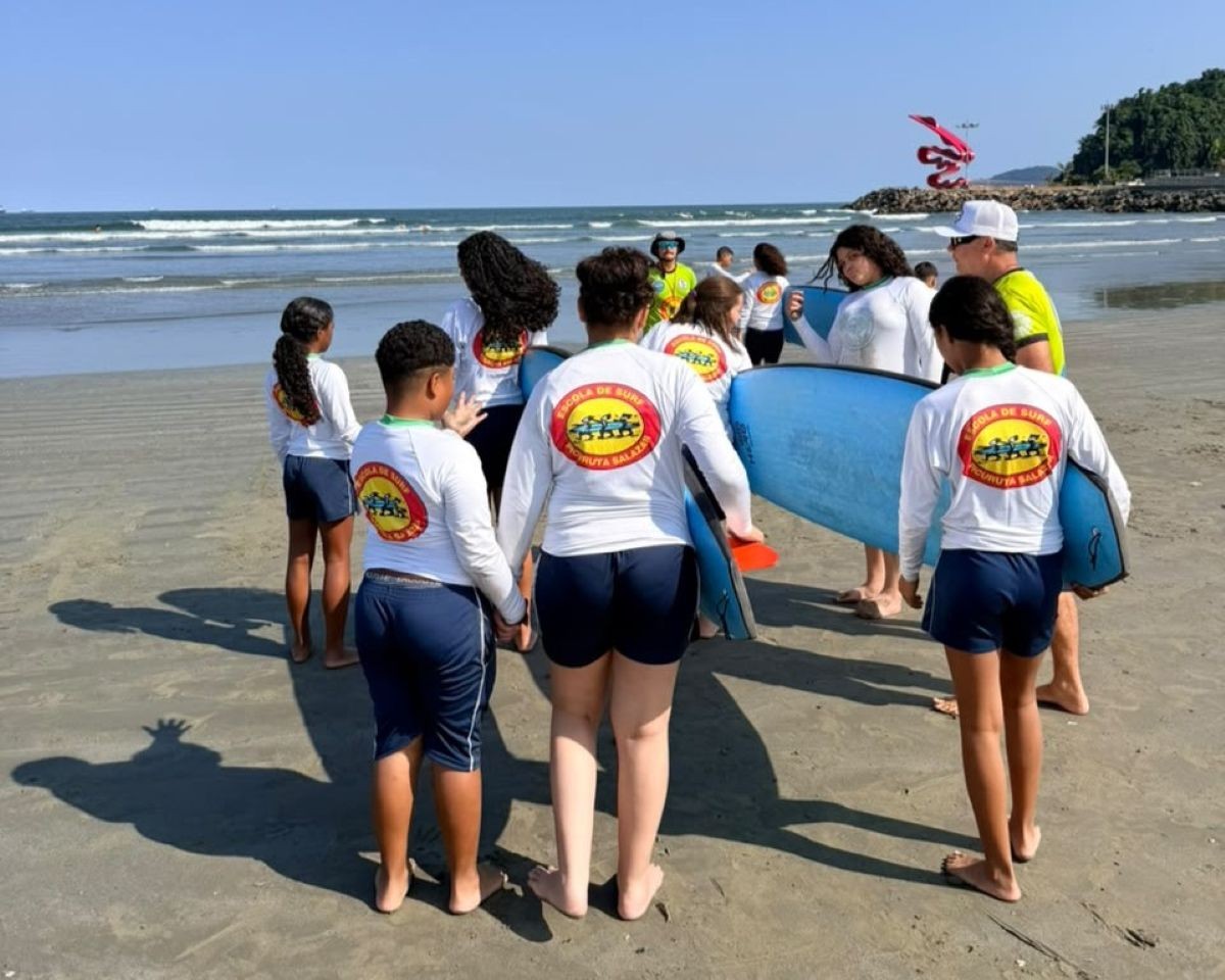 Festival reúne 144 jovens em disputa entre escolas de surfe em Santos