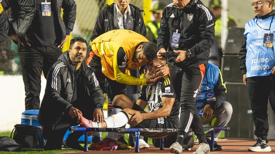 Cuello sente problema no tornozelo e deixa o campo chorando; veja imagens - Atacante é substituído ainda no primeiro tempo 