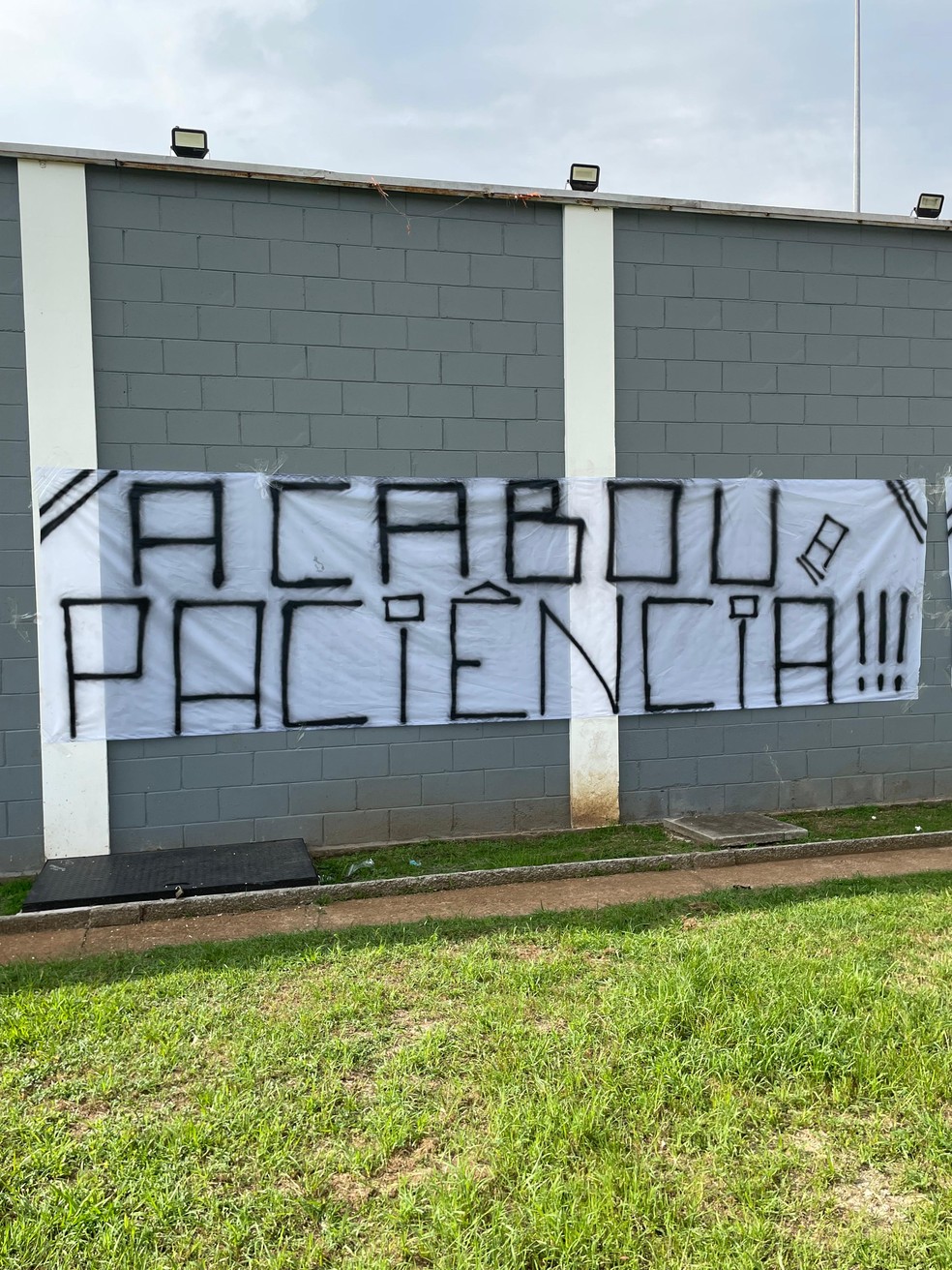 Torcida do Corinthians protesta no CT Joaquim Grava com faixas — Foto: Divulgação