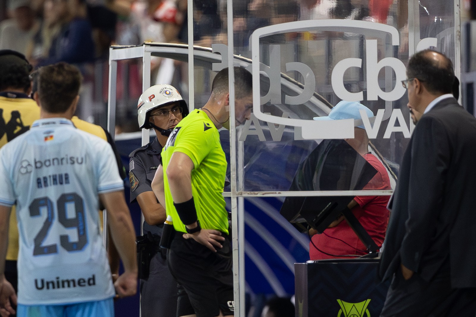 Ouça o áudio do VAR em pênalti de Bragantino x Grêmio