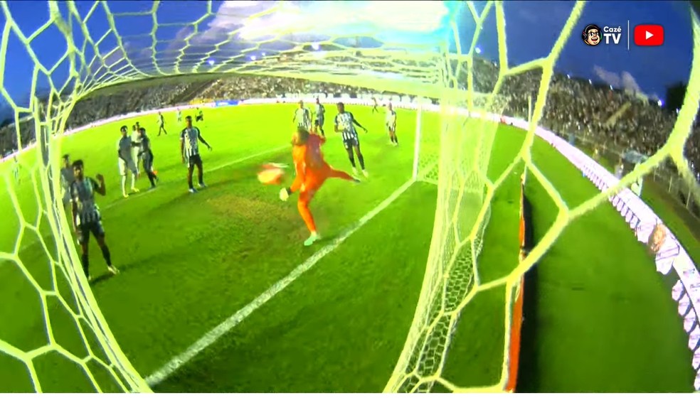 Gol olímpico de Neymar pelo Santos contra a Inter de Limeira — Foto: Reprodução / Caze TV