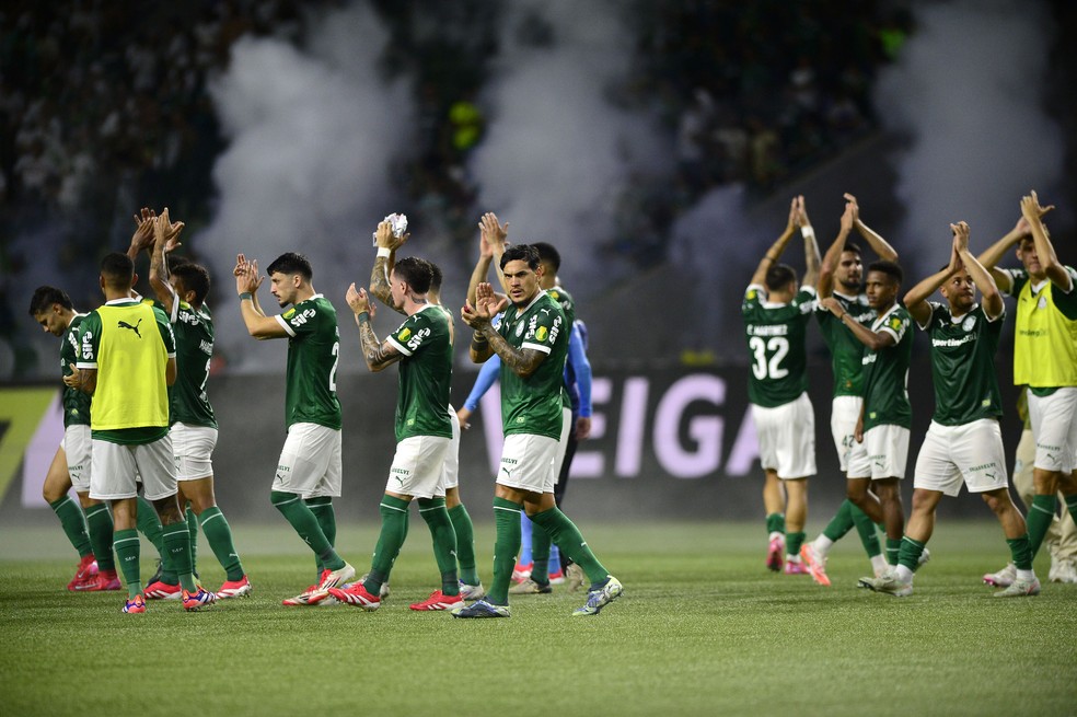 Palmeiras aplaude torcida ap�s a vit�ria sobre o S�o Paulo � Foto: Marcos Ribolli