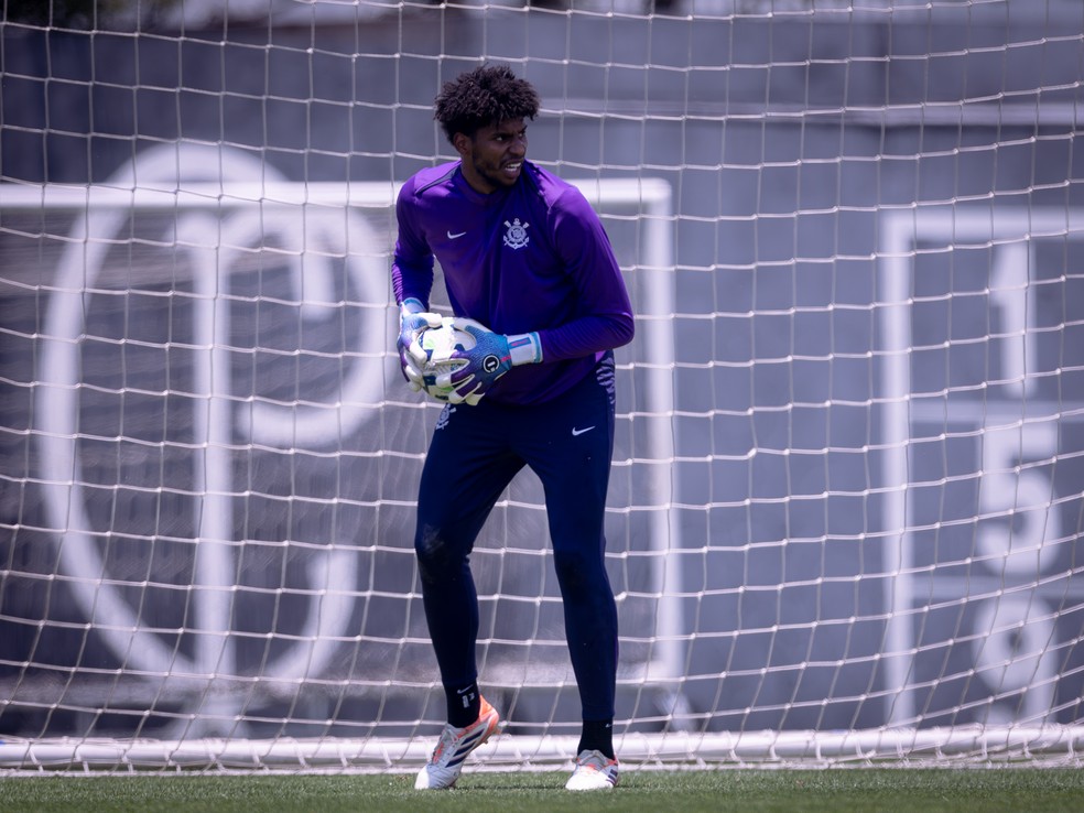 Hugo Souza em treino do Corinthians