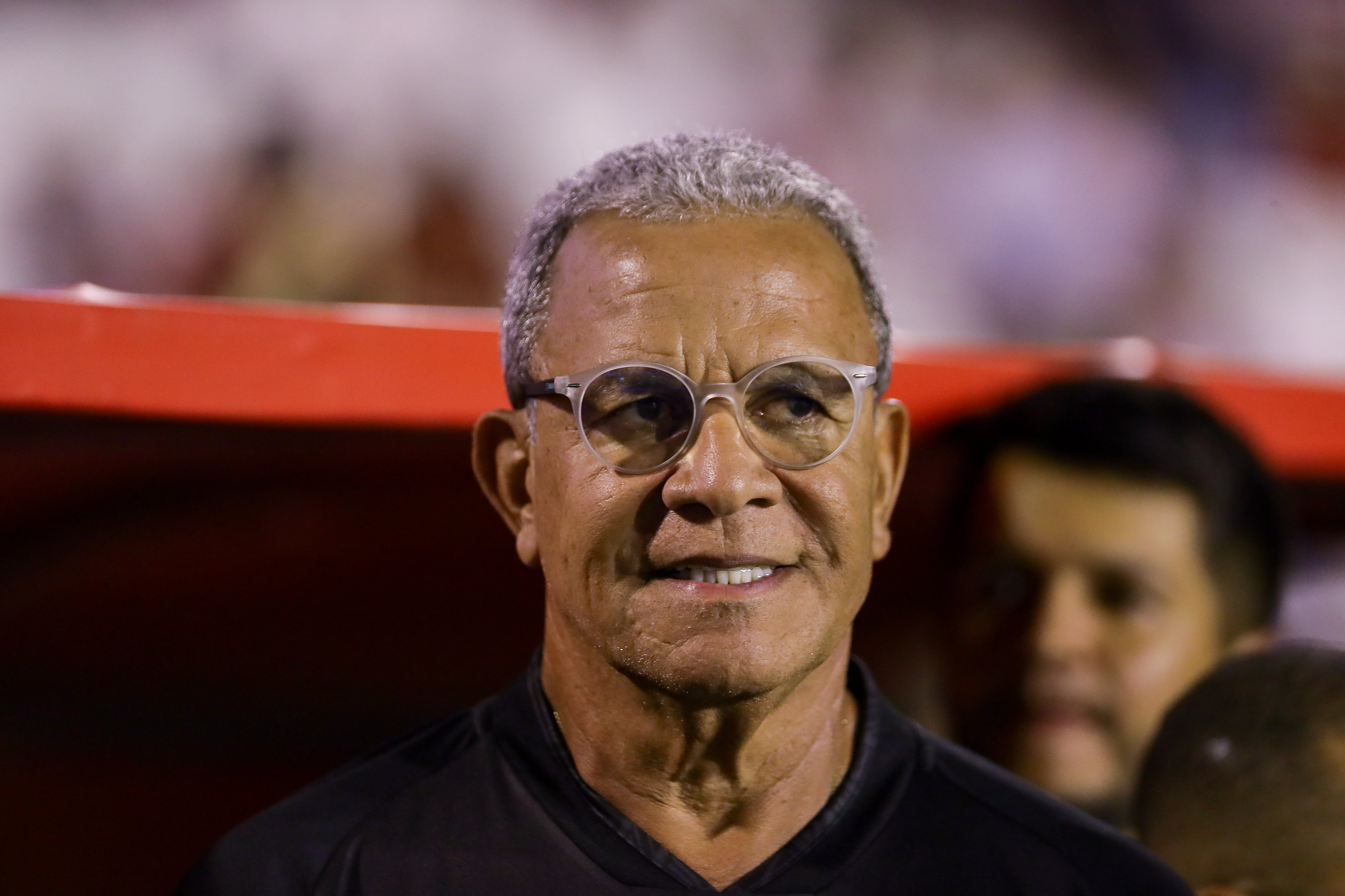 Hélio minimiza pressão no Náutico: "Muita gente entra debaixo da mesa. Eu subo no telhado"