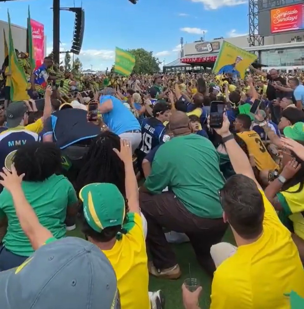 Torcida brasileira nas escadarias de Filadélfia
