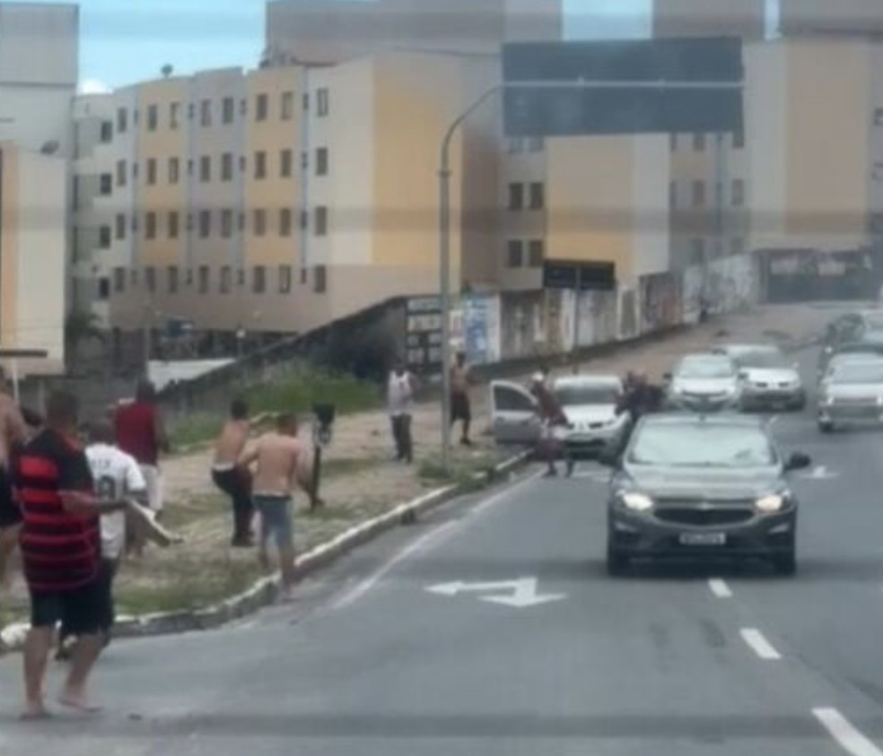 Atlético-MG x Flamengo: torcedores brigam em avenida de Belo Horizonte — Foto: Redes sociais